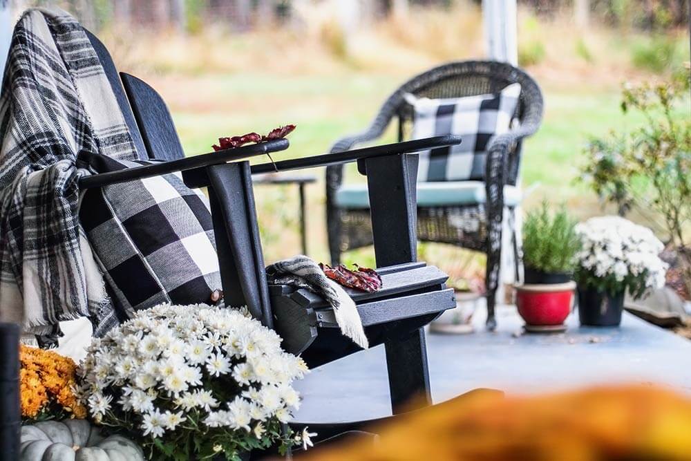 Discover the top fall backyard decor trends for 2024, including cozy color palettes, layered textures, lighting tips, firepit options, seasonal greenery, and rustic outdoor furniture ideas to elevate your outdoor space.